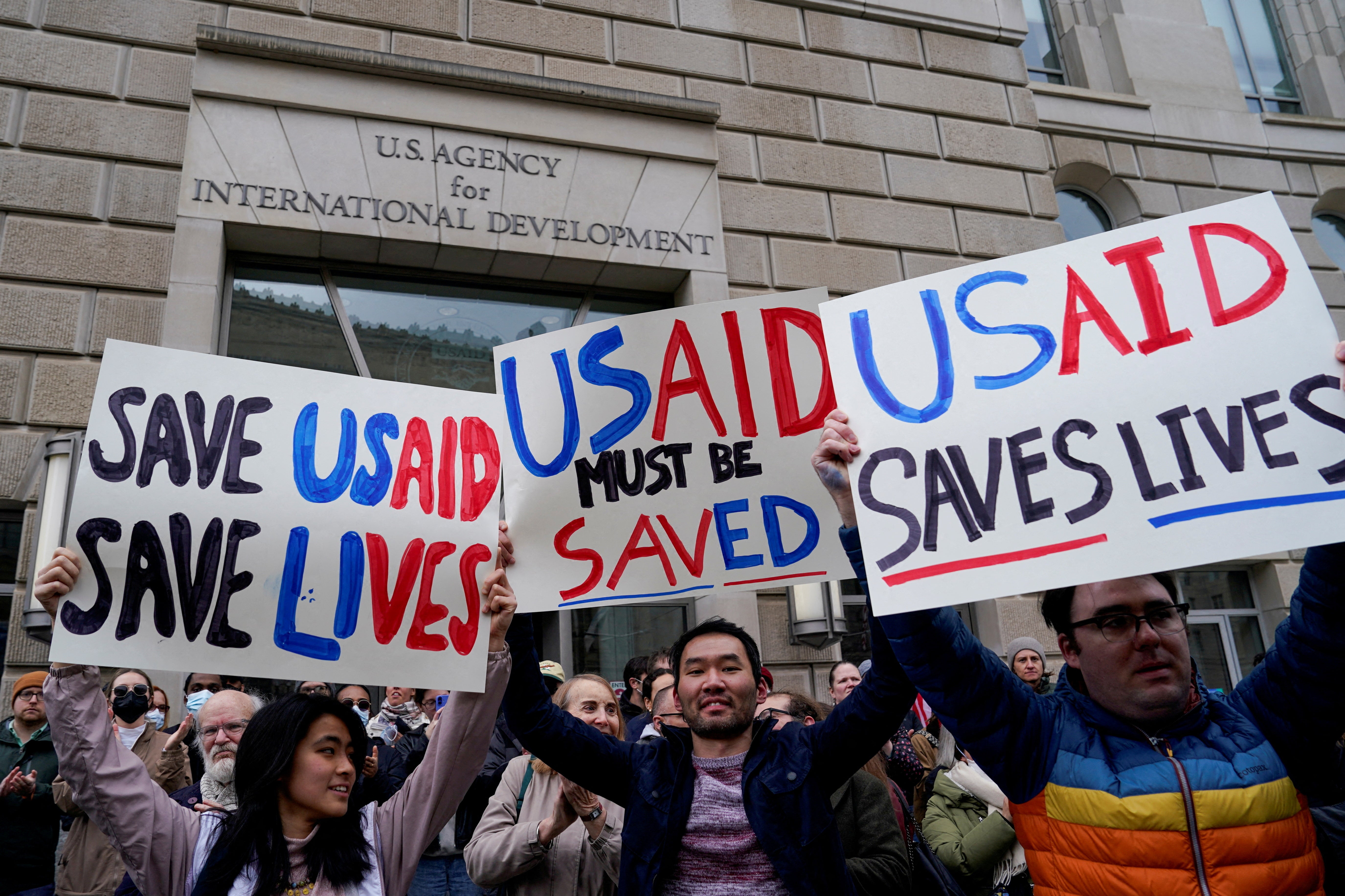 Demonstranti su prosvjedovali izvan ureda USAID -a u Washingtonu, DC, 3. veljače, dok je Trumpova administracija nagovijestila prijetnje Agenciji za globalnu pomoć.