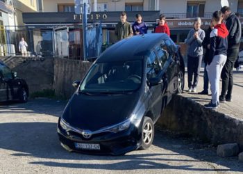 FOTO Bizarna nezgoda u Grudama, automobilom se nasukao u školsko dvorište