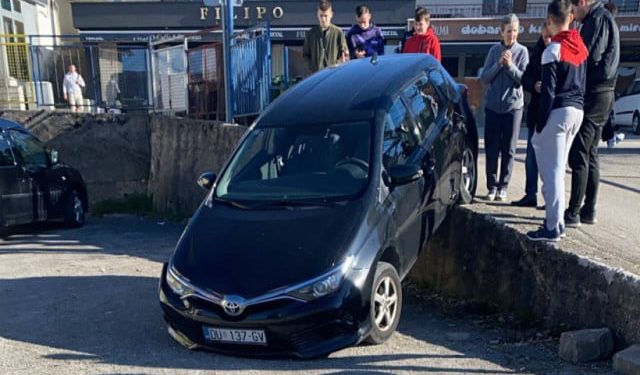 FOTO Bizarna nezgoda u Grudama, automobilom se nasukao u školsko dvorište