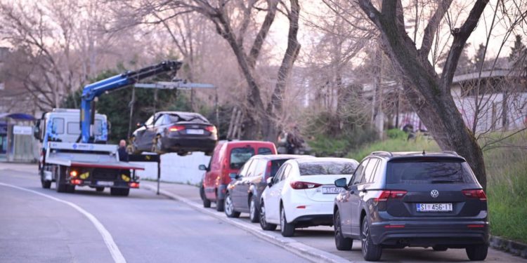 FOTO Danas se ne tolerira parkiranje na trotoaru put Lore. Pauk je u akciji