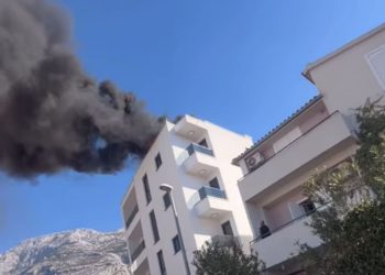FOTO Požar u Makarskoj, gori krov zgrade