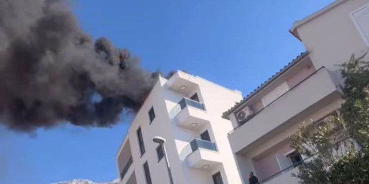 FOTO Požar u Makarskoj, gori krov zgrade