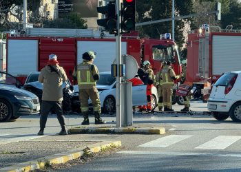FOTO Sudarili se vatrogasci i dva automobila, tri osobe prevezene u bolnicu