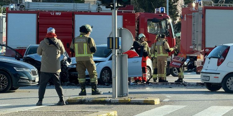 FOTO Sudarili se vatrogasci i dva automobila, tri osobe prevezene u bolnicu
