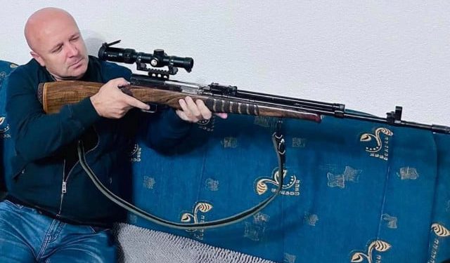 FOTO U jeku sigurnosne nestabilnosti, zastupnik SDA u Parlamentu FBiH objavio fotografije s puškom na društvenim mrežama