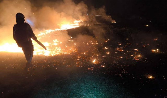 FOTO Vatrogasci kod Lištana spriječili širenje vatre na stambene objekte i benzinsku postaju