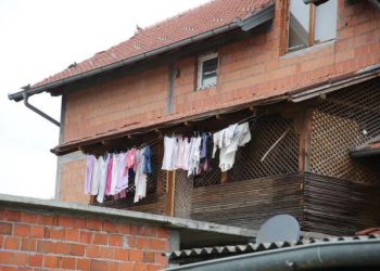 FOTO Za trgovinu ljudima u kući strave u Brčkom sumnja se na dobro poznati klan koji tjera djecu na prosjačenje