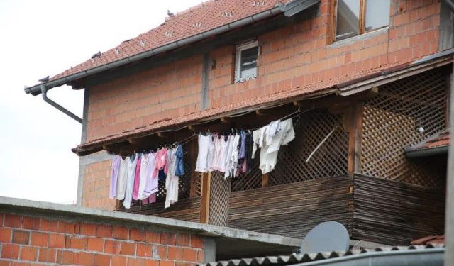 FOTO Za trgovinu ljudima u kući strave u Brčkom sumnja se na dobro poznati klan koji tjera djecu na prosjačenje