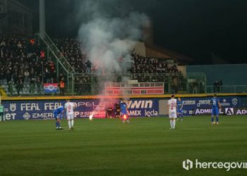 FOTO/VIDEO Goran Karačić drži Zrinjski u vodstvu, Ultrasi velikom bakljadom prekinuli susret
