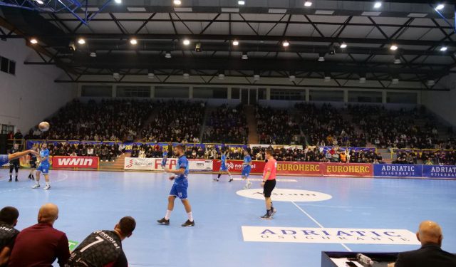 FOTO/VIDEO Izviđač na poluvremenu ima rezultat za četvrtfinale EHF CUP-a, odlična atmosfera na tribinama