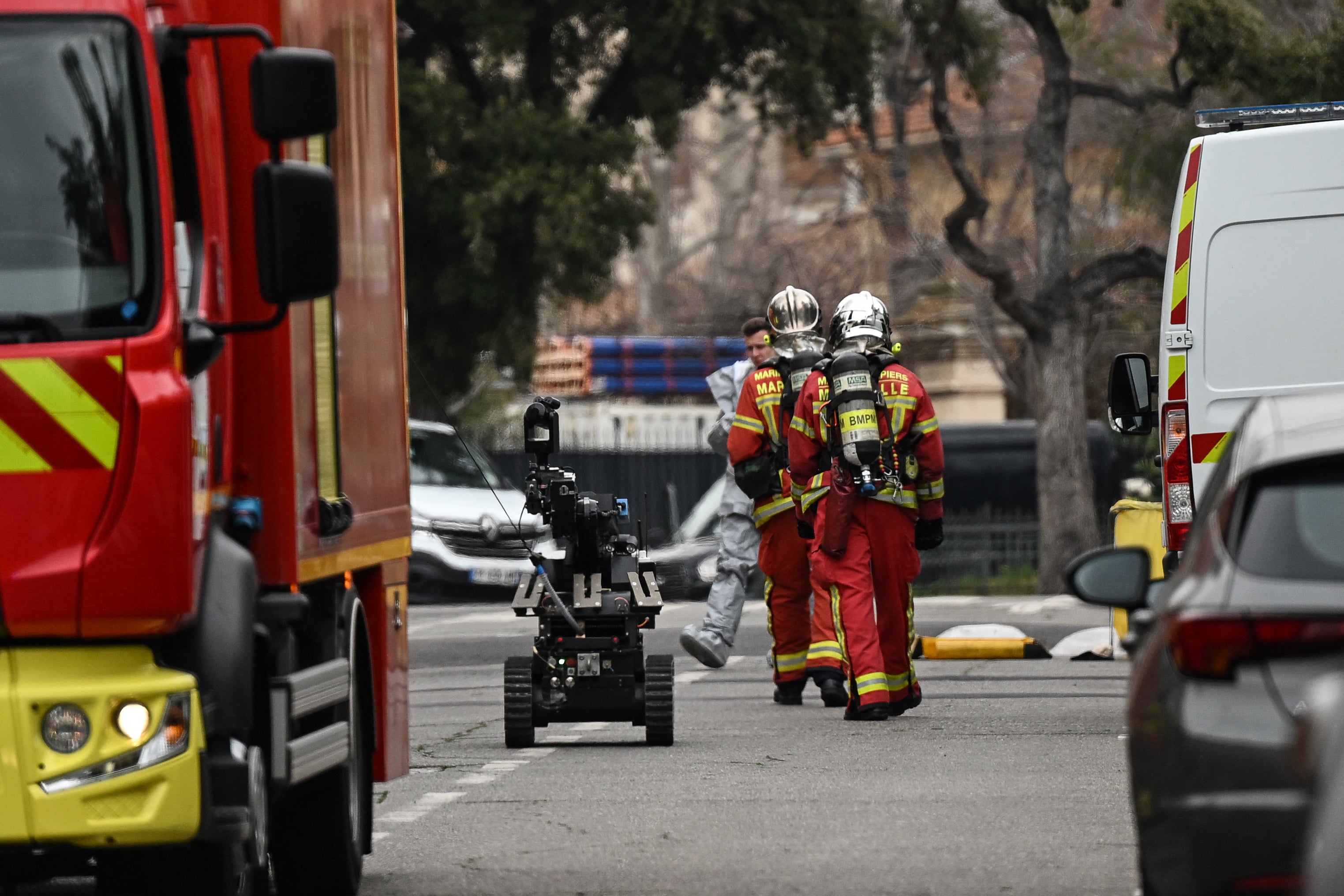 Pripadnici mornaričkog vatrogasnog bataljona Marseille (Marins-Popiers de Marseille) stižu s ručnim robotom ispred ruskog konzulata u Marseilleu,