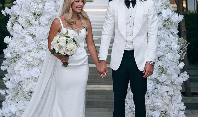 Footy zvijezda Josh Battle šokira svoje suigrače i voljene osobe držeći vjenčanje iznenađenja – a njegova mladenka ima srdačne detalje na jednoj od njezine dvije haljine