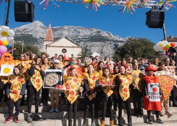 Fotogalerija: Makarska ima najveće male maškare u Hrvatskoj