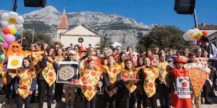 Fotogalerija: Makarska ima najveće male maškare u Hrvatskoj