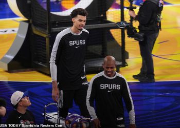 Furious NBA navijači Boo Victor Wembanyama i Chris Paul nakon što su koristili prljavu taktiku u All-Star Skills događaju