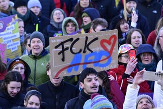 Demonstrator drži čitanje plakata 