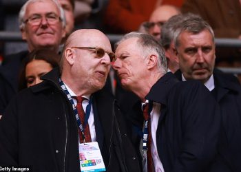 Gary Neville suzao u “Apsolutni S *** Fest menadžmenta” Man Uniteda pod glazerima koji je klub ostavio više od 500 milijuna funti duga