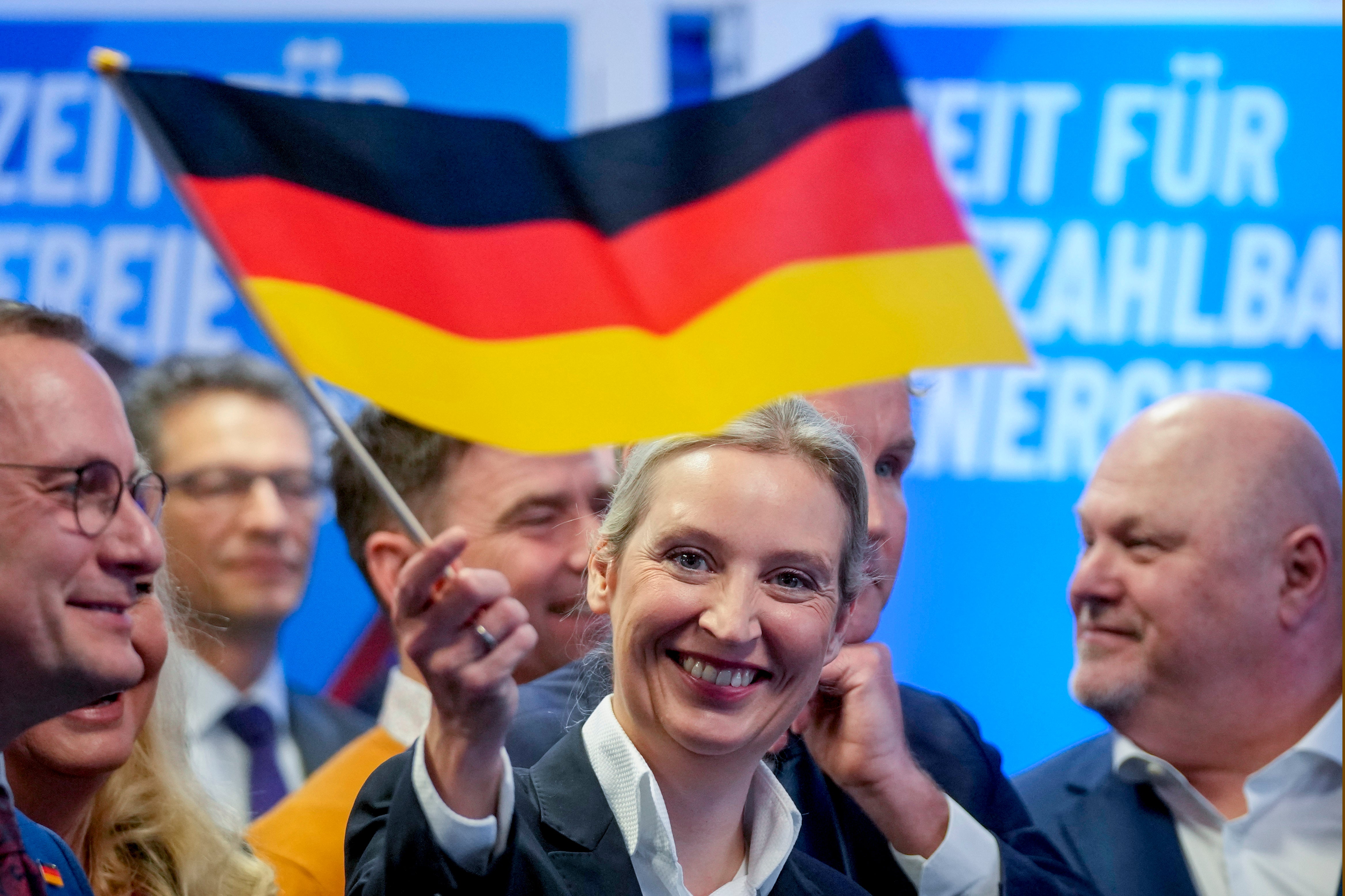 Vođa krajnje desne strane Alice Weidel maše njemačkom zastavom u sjedištu stranke AfD u Berlinu u Njemačkoj