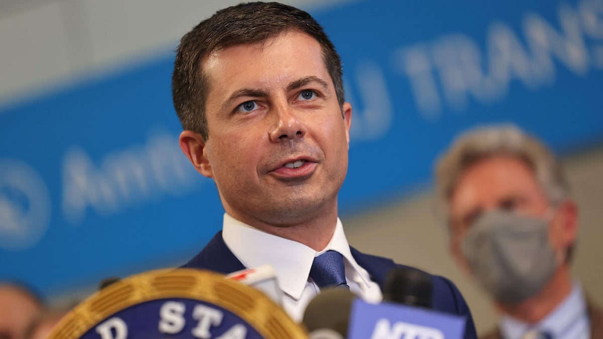 Tajnik za prijevoz Pete Buttigieg govori tijekom konferencije za novinare 28. lipnja 2021. u New Yorku. (Michael M. Santiago/Getty Images)
