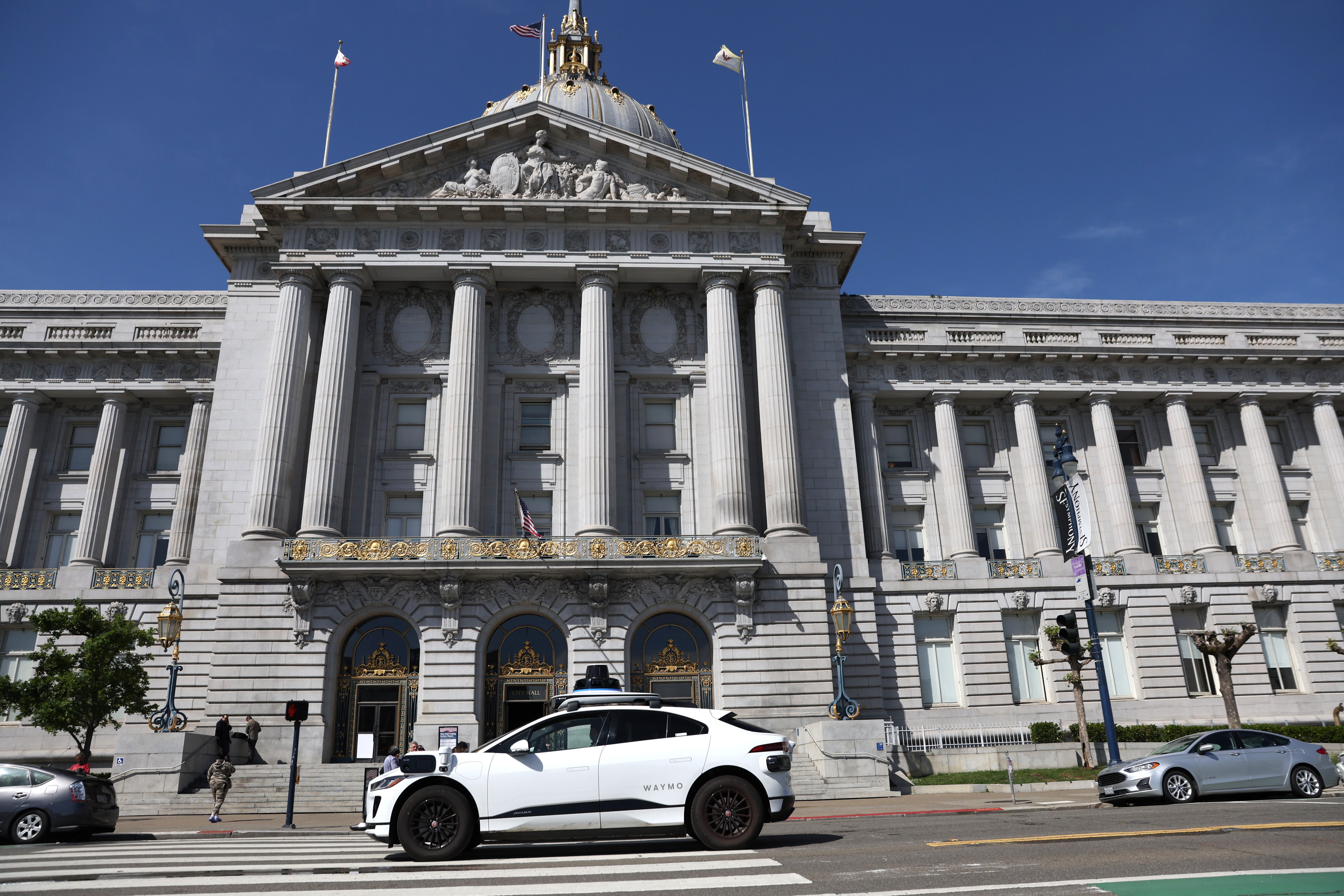 Trojica muškaraca u San Franciscu tvrdili su da predstavljaju Dogea i zahtijevali su vladine rekorde prije nego što su bježali iz gradske vijećnice San Francisco