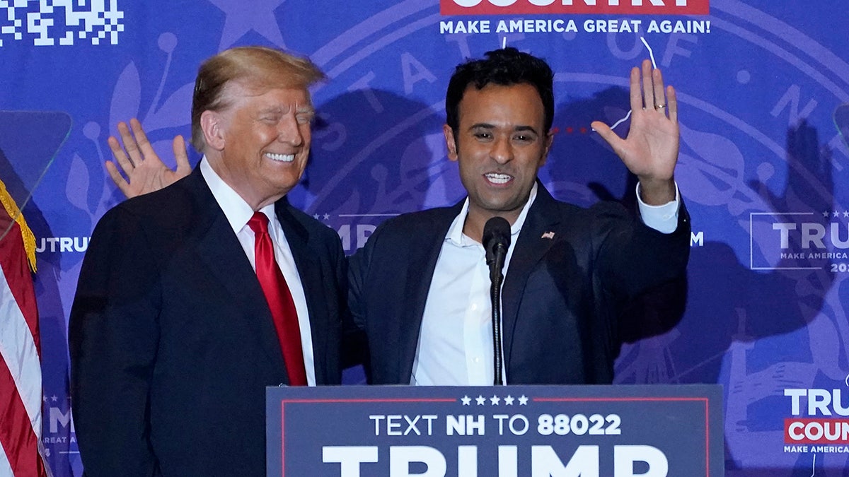 Trump se nasmiješi dok Ramaswamy maše iz New Hampshire Stage