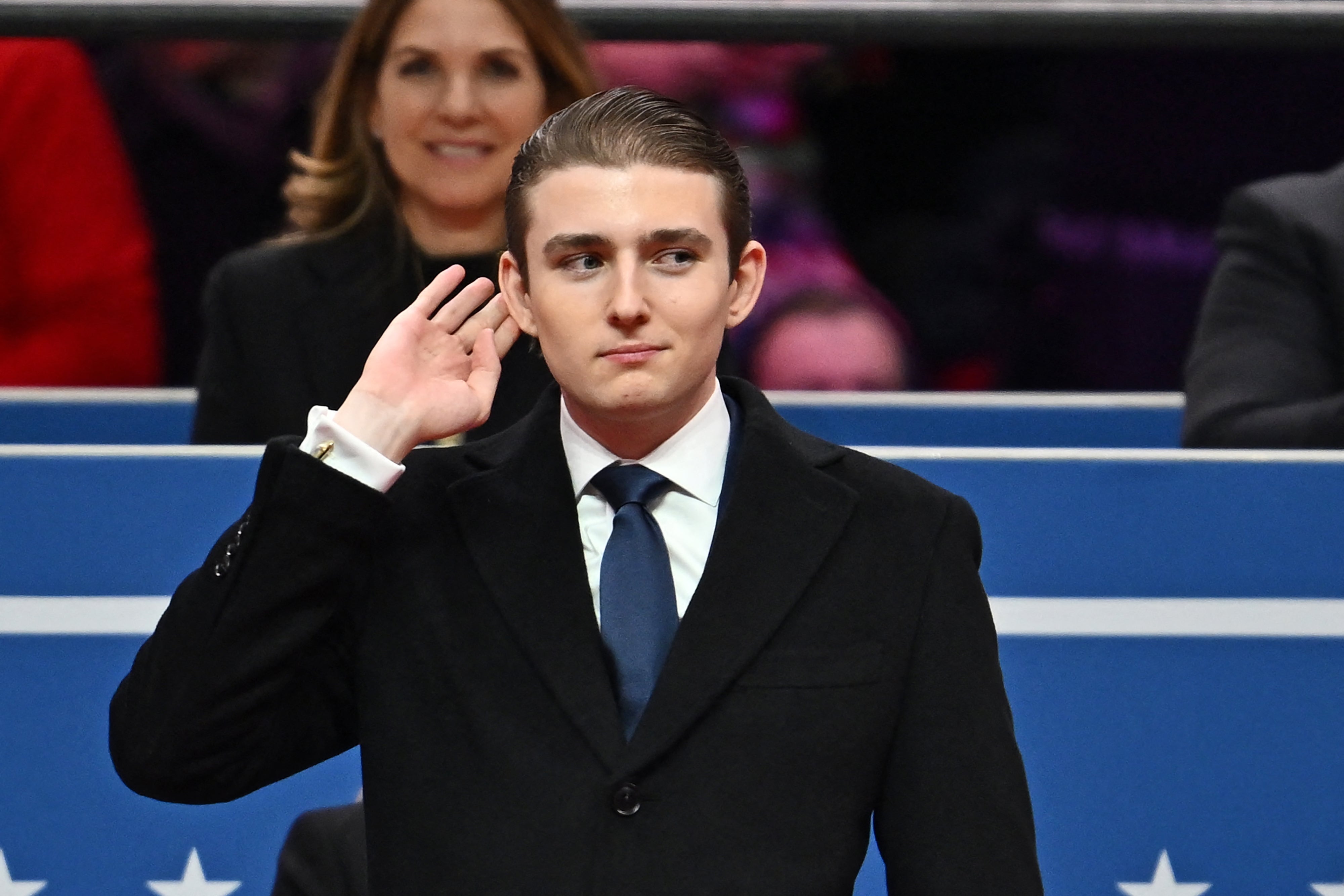Barron Trump gestikulira nakon što ga je tijekom uvodne parade priznao njegov otac američki predsjednik Donald Trump. Razrednica i predsjednik republikanaca u NYU -u nazvali su prvim sinom 'neobičnošću' - tjedan dana kasnije, dala je ostavku