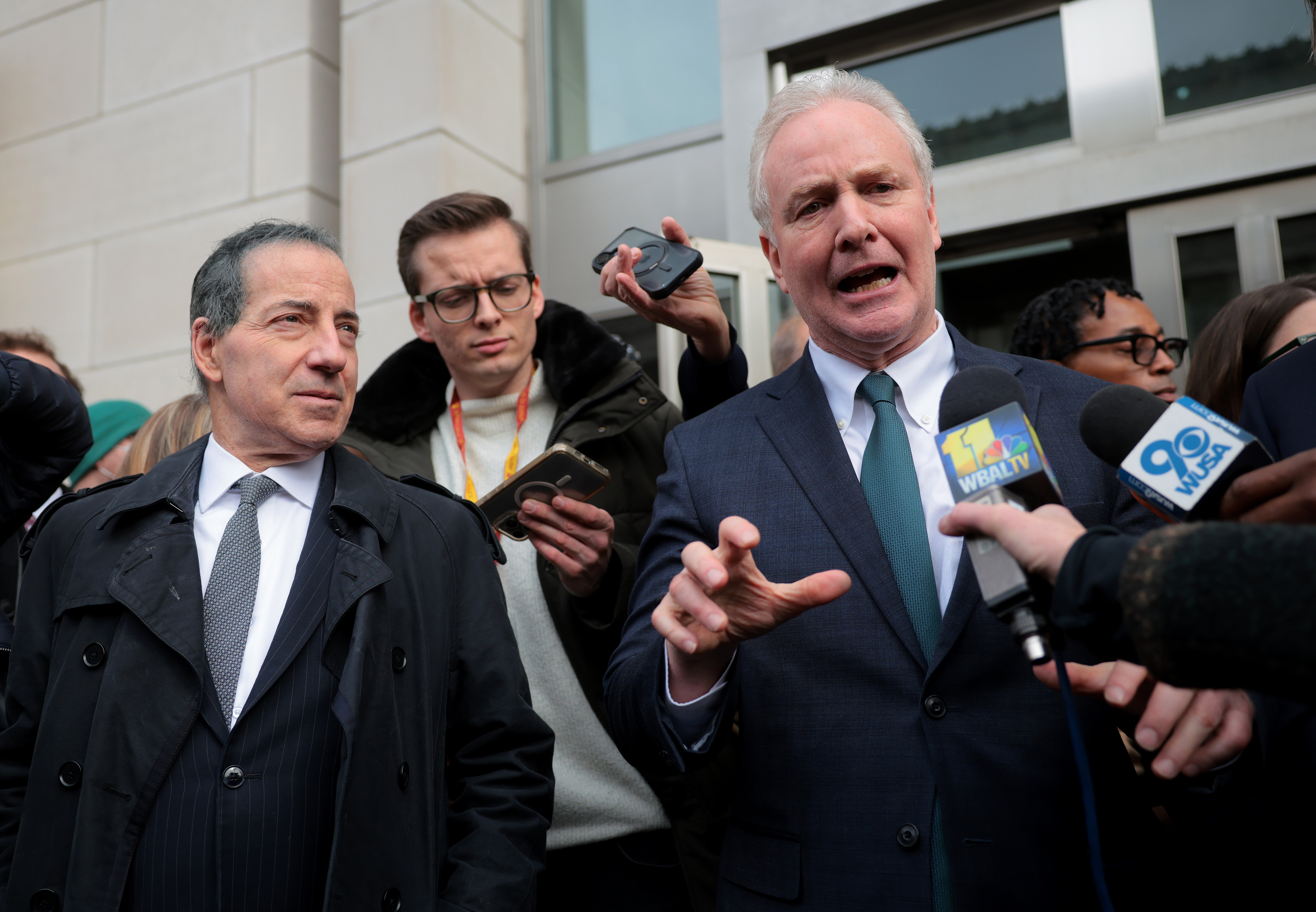 Demokratski predstavnik Marylanda Jamie Raskin (lijevo) i senator Chris Van Hollen (D-MD) govore na konferenciji za novinare izvan sjedišta USAID-a u ponedjeljak u Washingtonu, DC