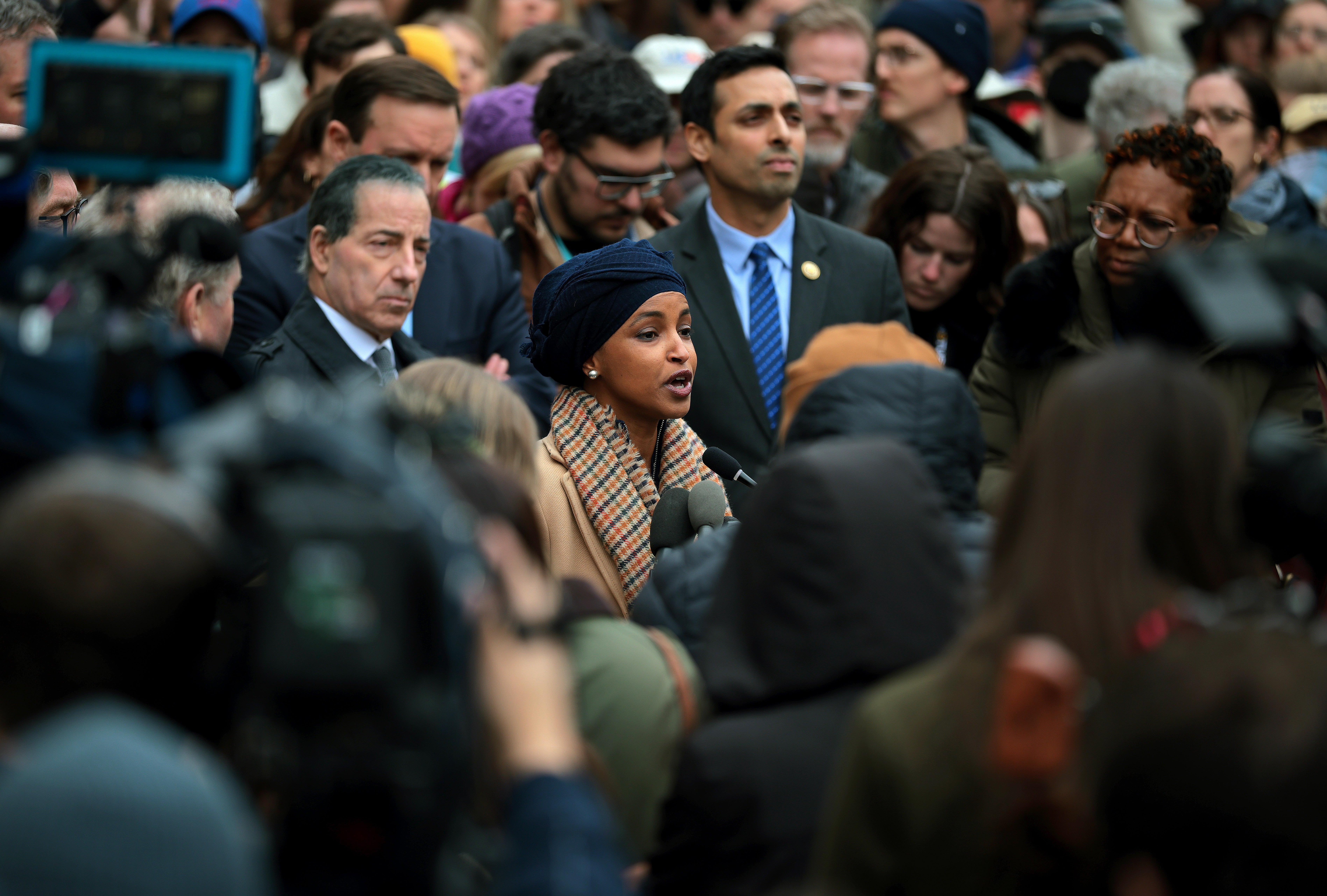 Demokratski predstavnik Minnesote Ilhan Omar govori na konferenciji za novinare izvan sjedišta USAID -a. Elon Musk, tehnološki milijarder i šef Odjela za učinkovitost vlade (doge), u postu na društvenim mrežama rekli su da on i predsjednik Donald Trump isključuju agenciju za inozemnu pomoć.