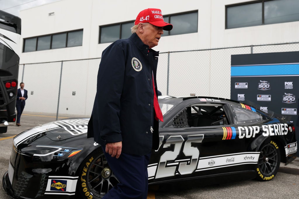Umorni Donald Trump prisustvovao je Daytoni 500 16. veljače