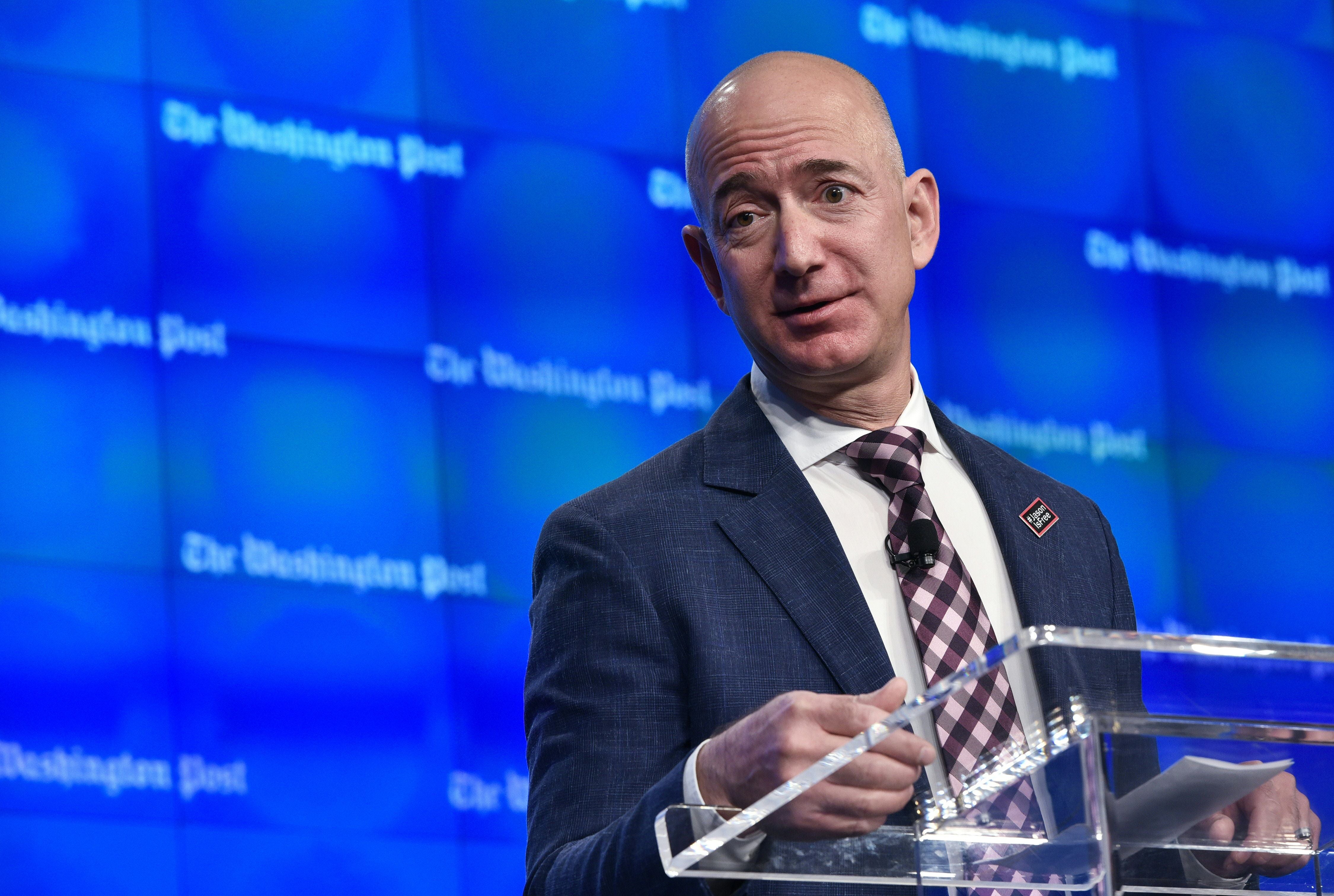 Vlasnik Washington Posta Jeff Bezos, na slici govora u svom sjedištu DC -a 2016. godine, prisustvovao je Trumpovoj inauguraciji prošlog mjeseca