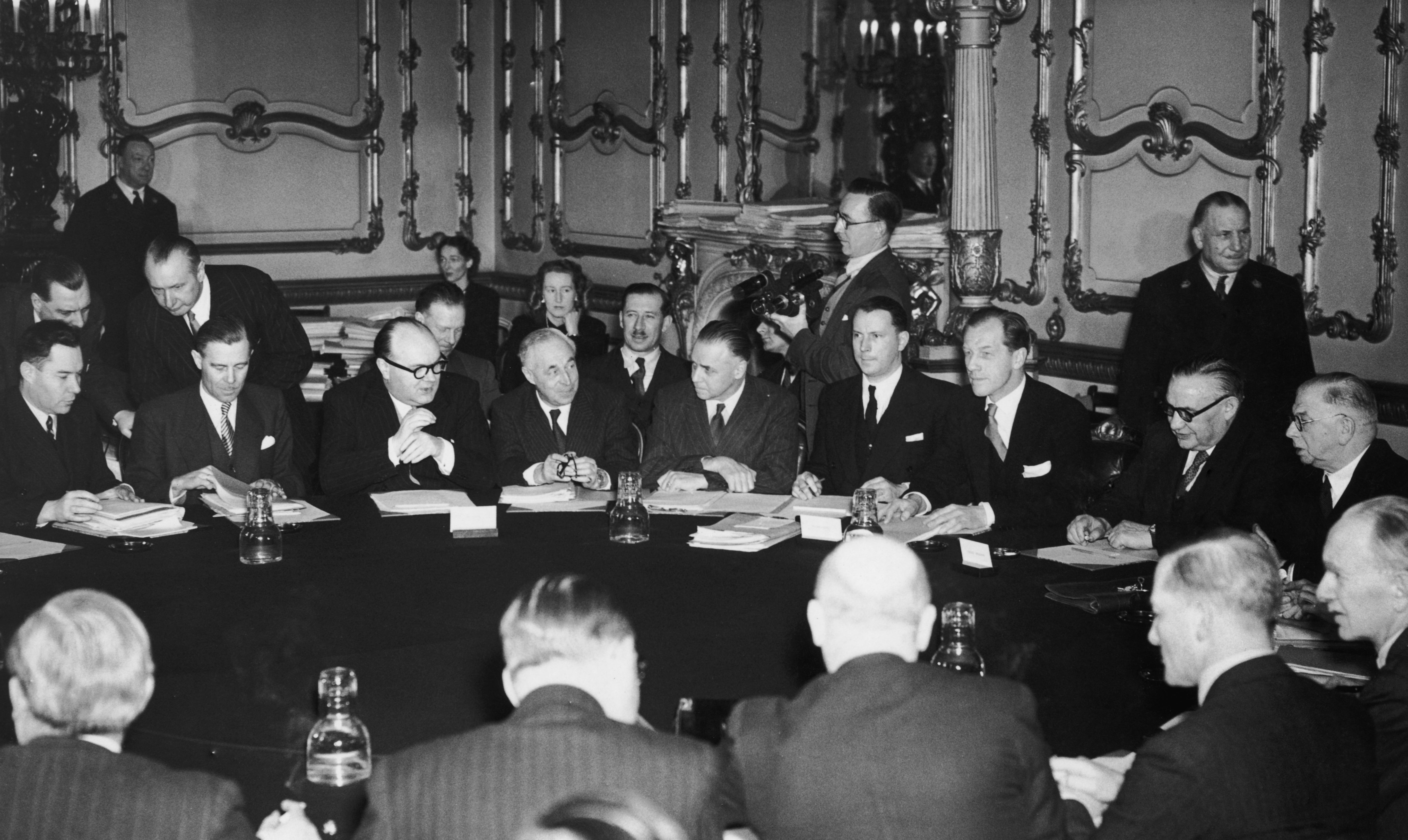 Ministri vanjskih poslova, uključujući britanski Ernest Bevan, razgovaraju o Washingtonskom nacrtu Ugovora o sjevernoatlantskom jeziku, 14. ožujka 1949