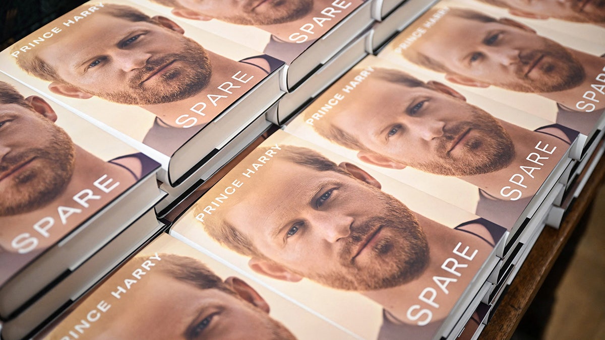 Kopije memoara princa Harryja na vrhu stola