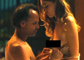 Gledatelji bijelog lotosa reagiraju na scenu seksa koji ispušta čeljusti između Chelseaja i ljubitelja Aimee-Lou Wooda i ljubitelja na ekranu Rick, kao što je druga epizoda postaje parno