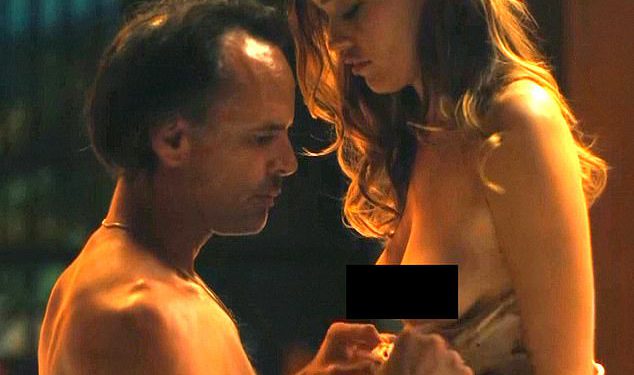 Gledatelji bijelog lotosa reagiraju na scenu seksa koji ispušta čeljusti između Chelseaja i ljubitelja Aimee-Lou Wooda i ljubitelja na ekranu Rick, kao što je druga epizoda postaje parno