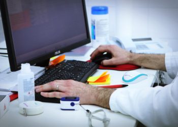 HZZO se ‘naoštrio’: Ako vas uhvate da radite ili putujete na bolovanju, slijedi paprena kazna