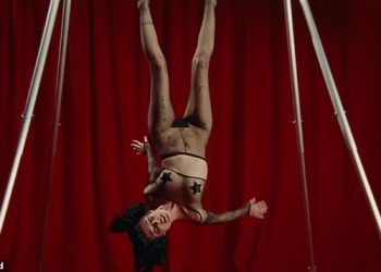 Halsey se sruši za glazbeni videozapis s temom BDSM-a koji vidi njezinu samozadovoljstvo, pljusne se i koristi žensko tijelo kao stolić za kavu