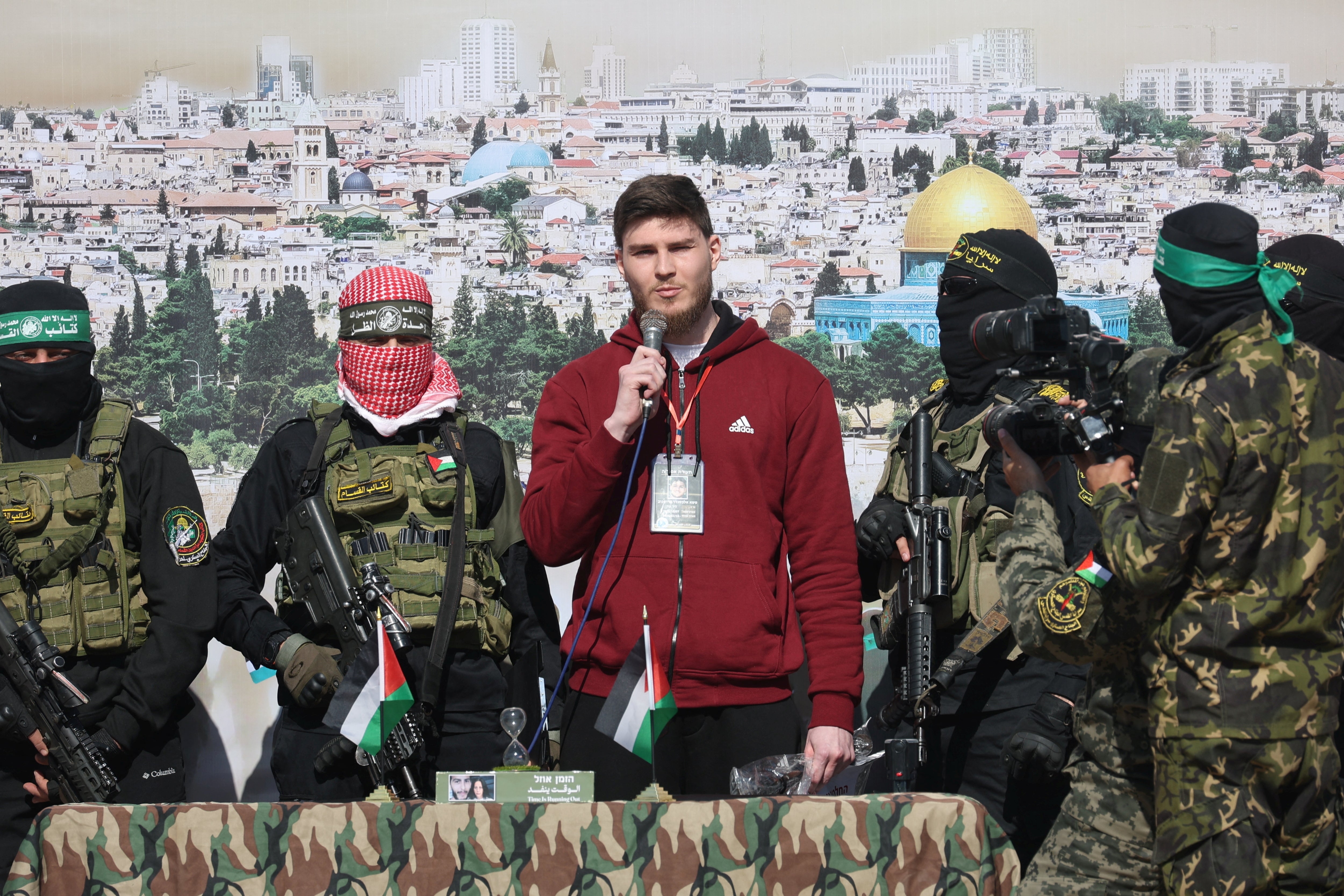 Rusko-izraelska Sasha (Alexander) Troufanov, talac koji se održava u Gazi od smrtonosnog napada 7. listopada 2023., govori dok ga puštaju palestinski Hamas i militanti islamskog džihada
