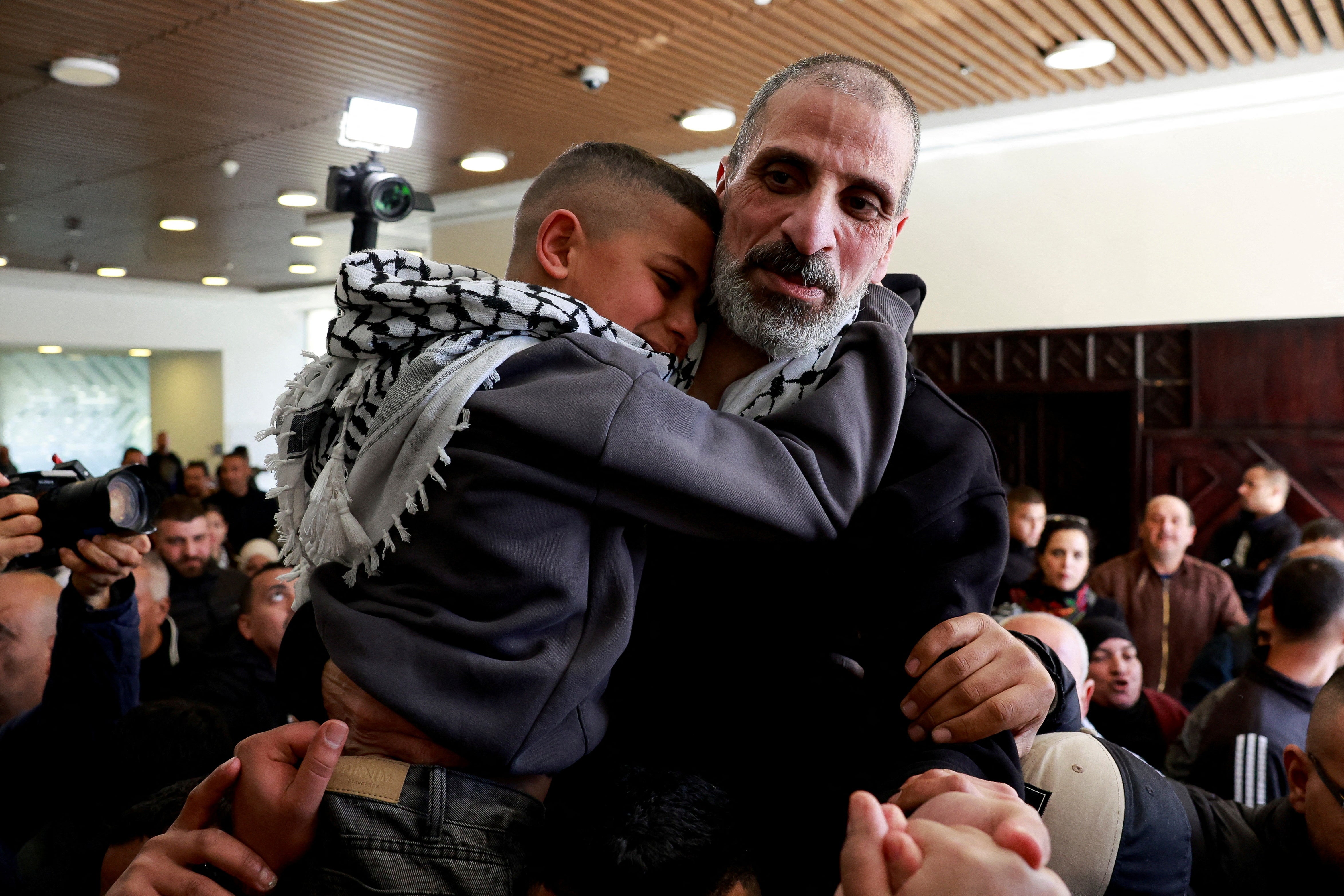Amir Abu Radha, oslobođeni palestinski zatvorenik, prihvaćen je nakon puštanja iz izraelskog zatvora