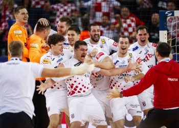 Hrvatski branitelji dodijelili rukometašima “Veliku zlatnu plaketu”