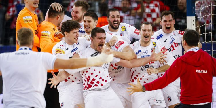 Hrvatski branitelji dodijelili rukometašima “Veliku zlatnu plaketu”