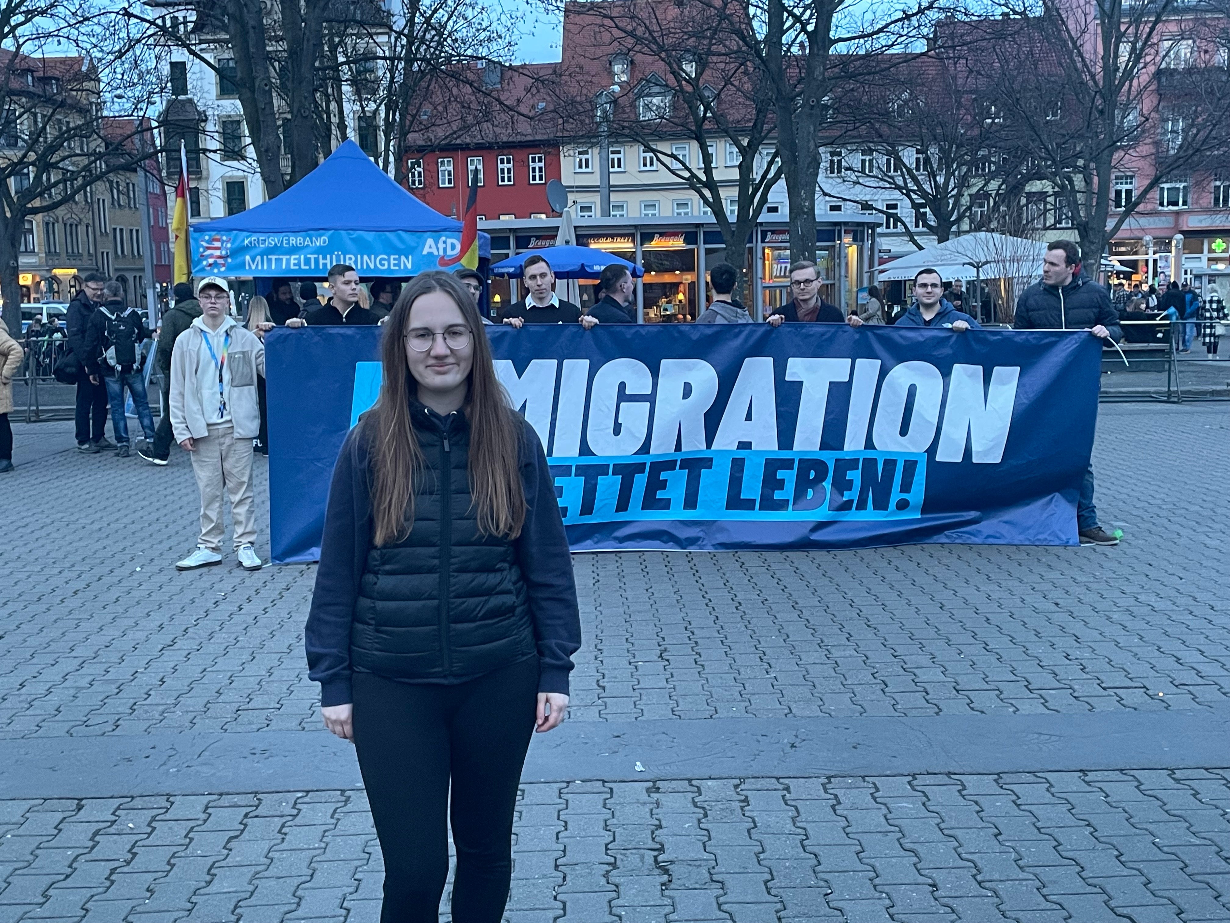 Caroline Litchtenheld, 22, šef mlade alternative za Njemačku u Thuringiji, stoji ispred plakata koji poziva na remigraciju migranata