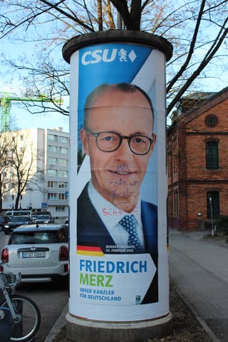 Plakat Friedricha Merza obložen je brkovima Adolfa Hitlera u blizini mjesta napada u Münchenu