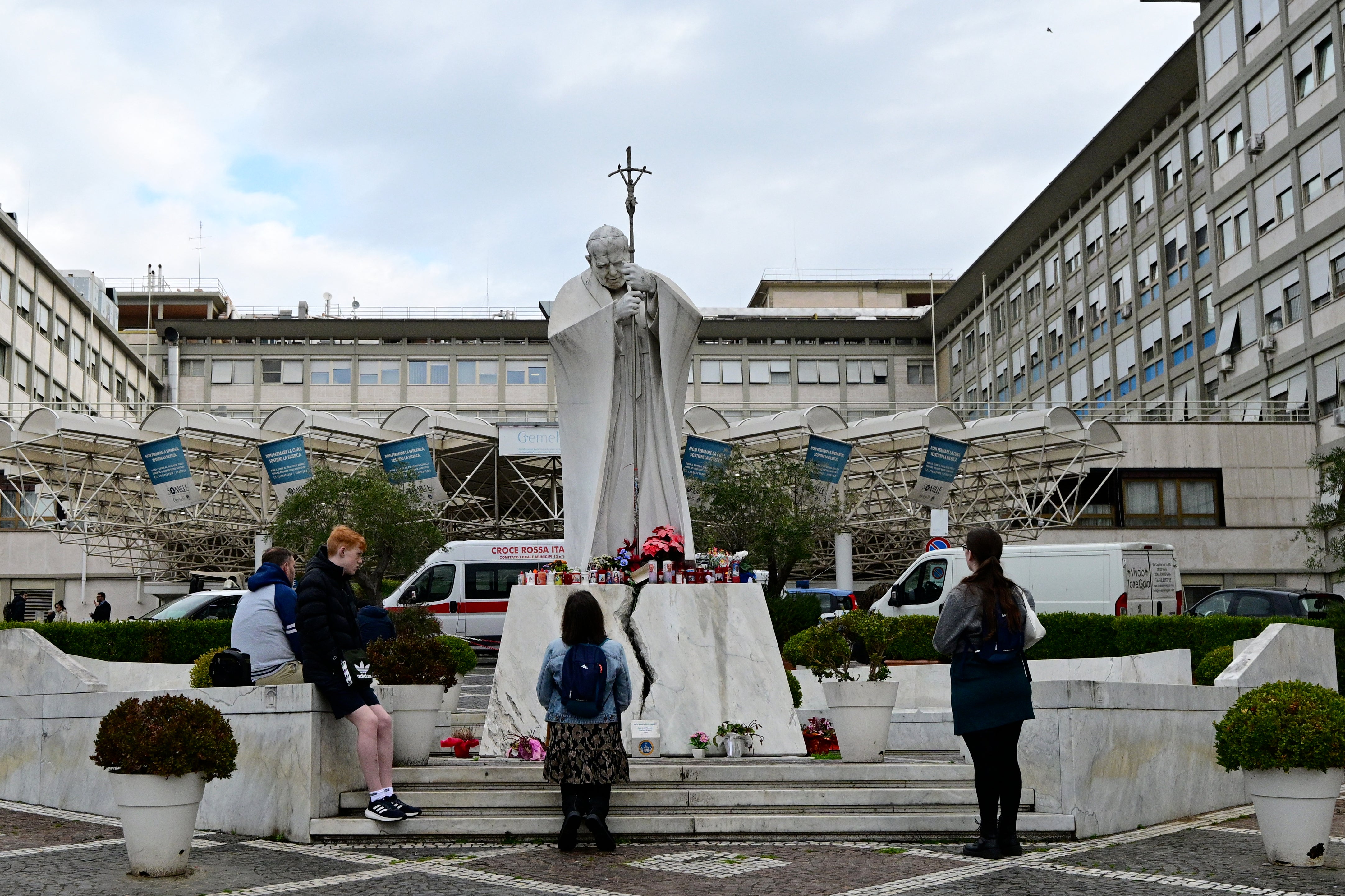 Ljudi izvan bolnice Gemelli u Rimu gdje se liječi pontif
