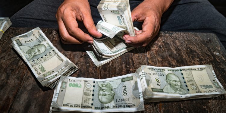 Indijska središnja banka smanjuje kamatne stope prvi put nakon pet godina – RT Indija