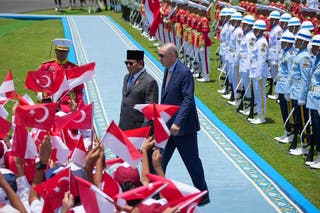 Indonezijski predsjednik Prabowo Subianto, lijevo, hoda s turskim predsjednikom Recep Tayyipom Erdoganom dok pregledavaju časnu stražu tijekom ceremonije dobrodošlice u Indoneziji