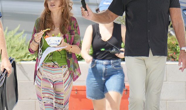 Isla Fisher stavlja prsat zaslon dok ruši zdjelu s hranom ispod kišobrana zeca na setu novog filma Gold Coast