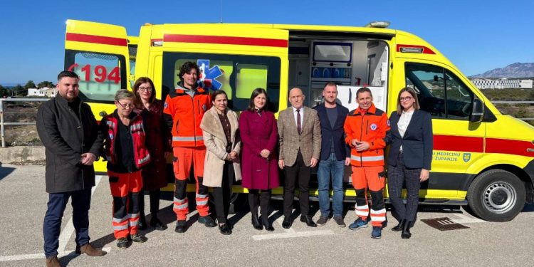Ispostava hitne medicinske službe Novalja bogatija za novo vozilo