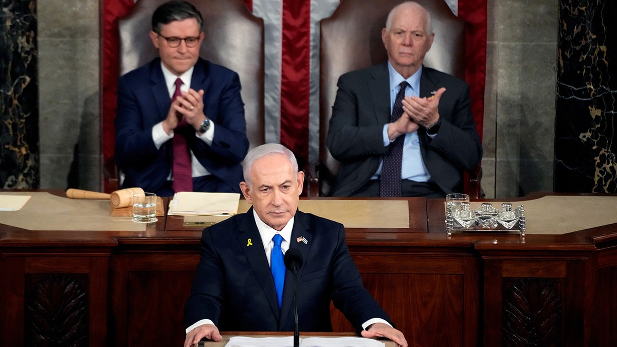 Netanyahu razgovara s Kongresom; Iza njega izaslanik Johnson i senator Cardin