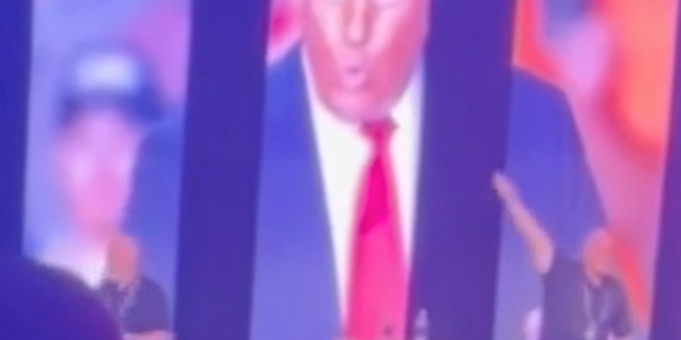 Izvršni direktor ostavi nakon što je videozapis o njemu dao ‘nacistički pozdrav’ na događaju tvrtke viralno