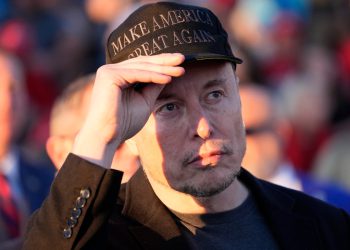 JD Vance želi da Elon Musk ponovi doge zaposlenika koji je odustao nakon izloženih rasističkih postova na društvenim medijima